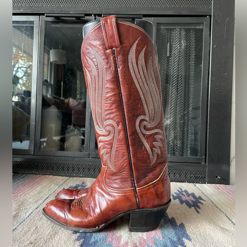 Vintage brown Tony Lama women’s cowboy boot. Marked size 6.